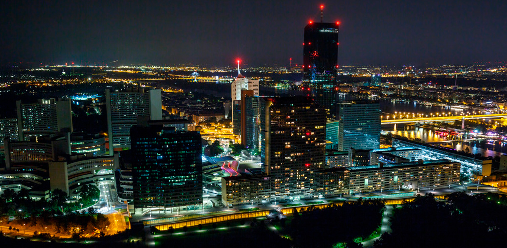 Viena de noche con luces de la ciudad imagen